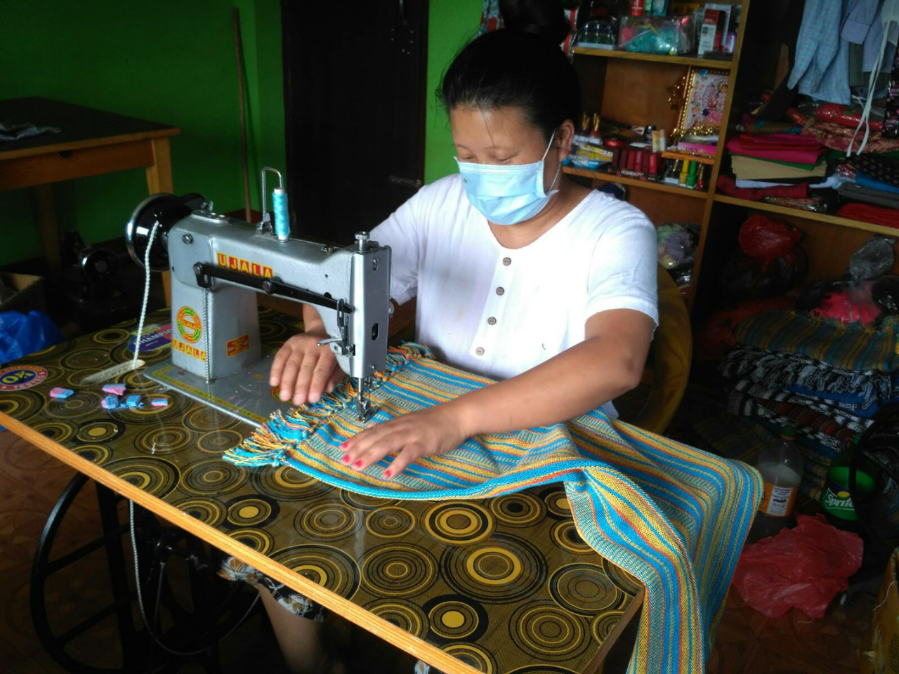 밀알복지재단 네팔 사업장 VOICE 센터 장애인 훈련생의 생산품 제작 모습