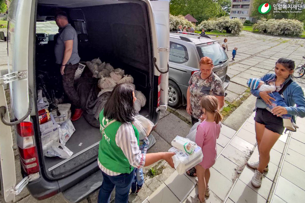 긴급 식량과 생필품을 전달받는 졸로코비쉬 난민캠프 사람들