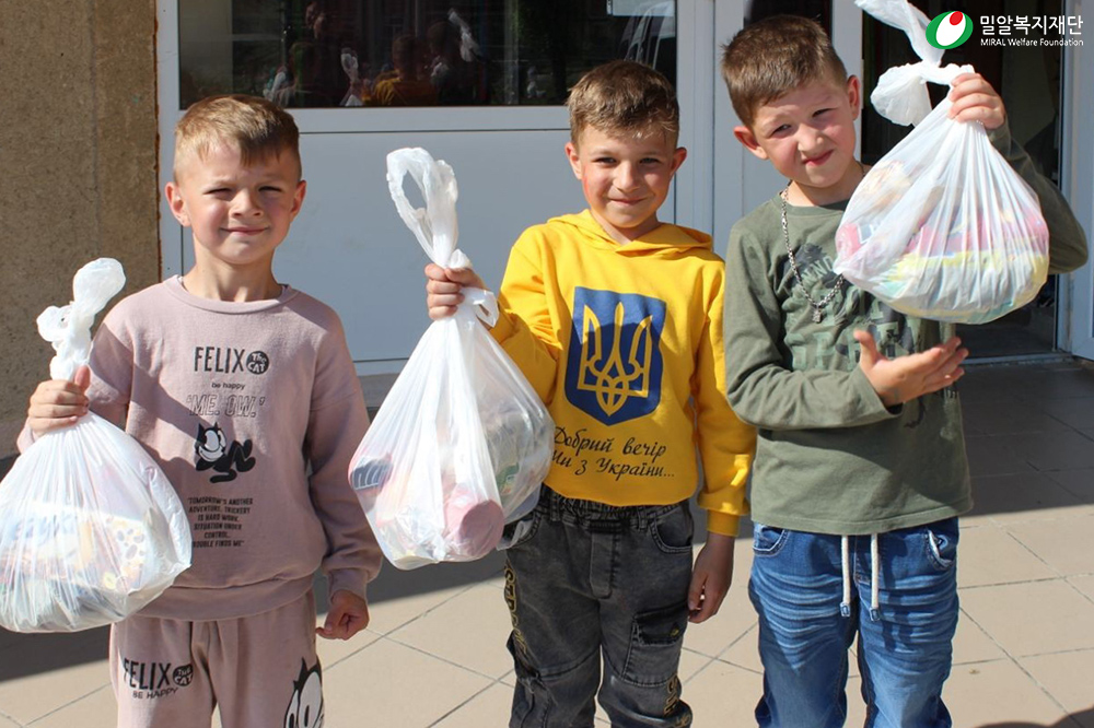긴급 식량과 생필품을 전달받는 졸로코비쉬 난민캠프 사람들