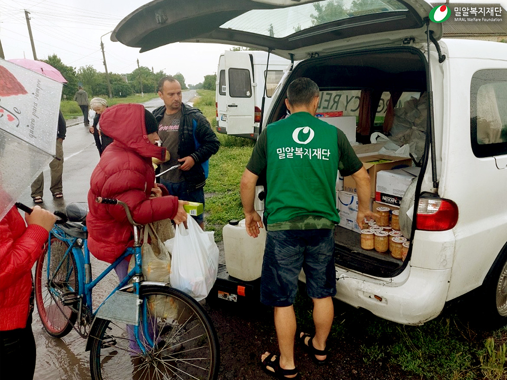 우크라이나 남부 헤르손에서 긴급물자를 전달하는 밀알복지재단 직원