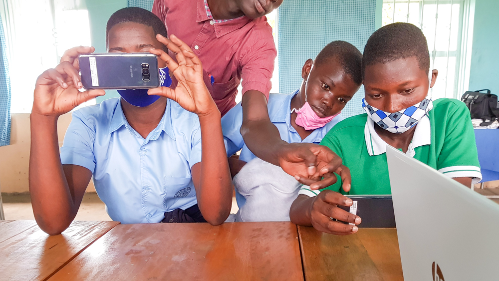 우간다 벧엘중학교 청소년들이 교실에서 영상을 편집하는 모습