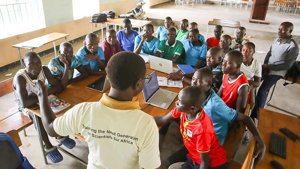 우간다 벧엘중학교 청소년들이 영상을 직접 촬영하고 편집하는 과정을 배우는 모습