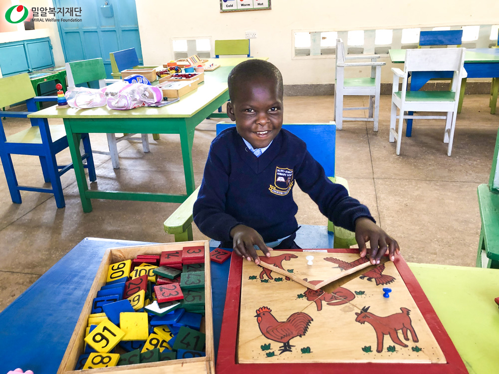 수업을 받고 있는 케냐 장애아동