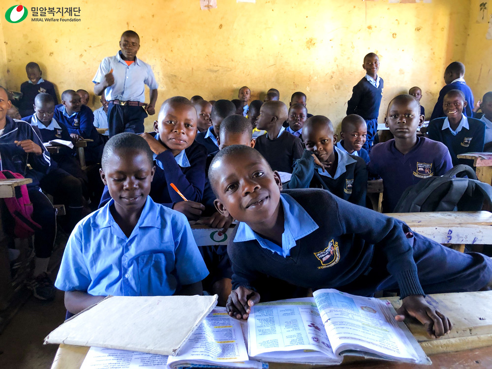 수업을 받고 있는 케냐 아동들